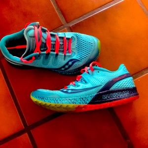 SAUCONY womens Everun shoes size 7. EUC.